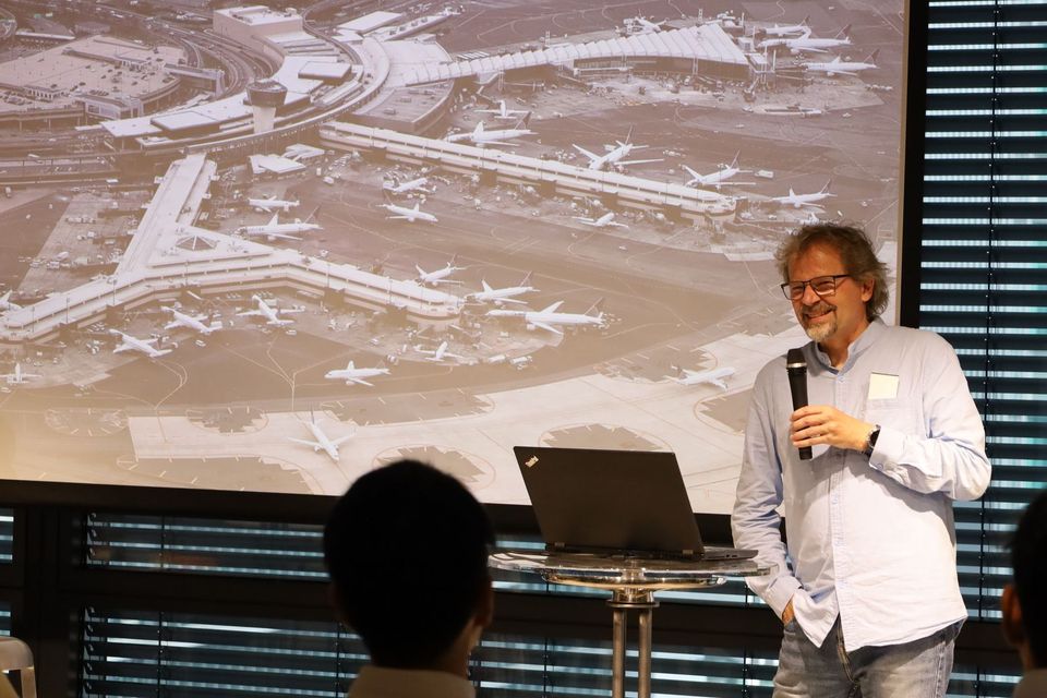 スクリーンを背に語る Tim Weilkiens 氏